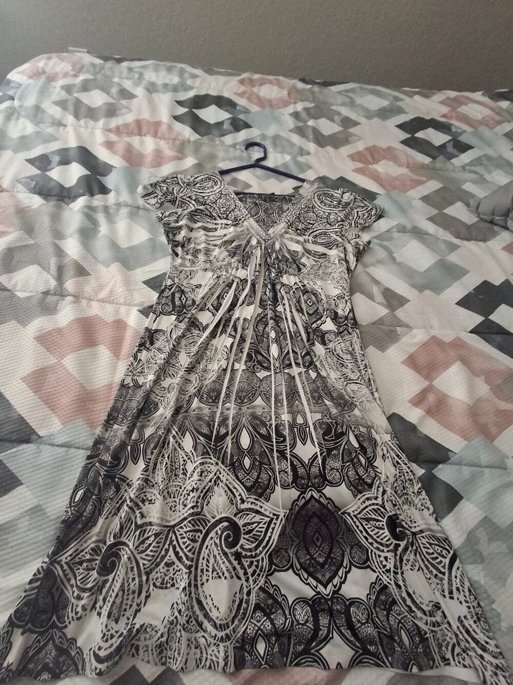 APT., Size Petite Xtra Large, Black and White